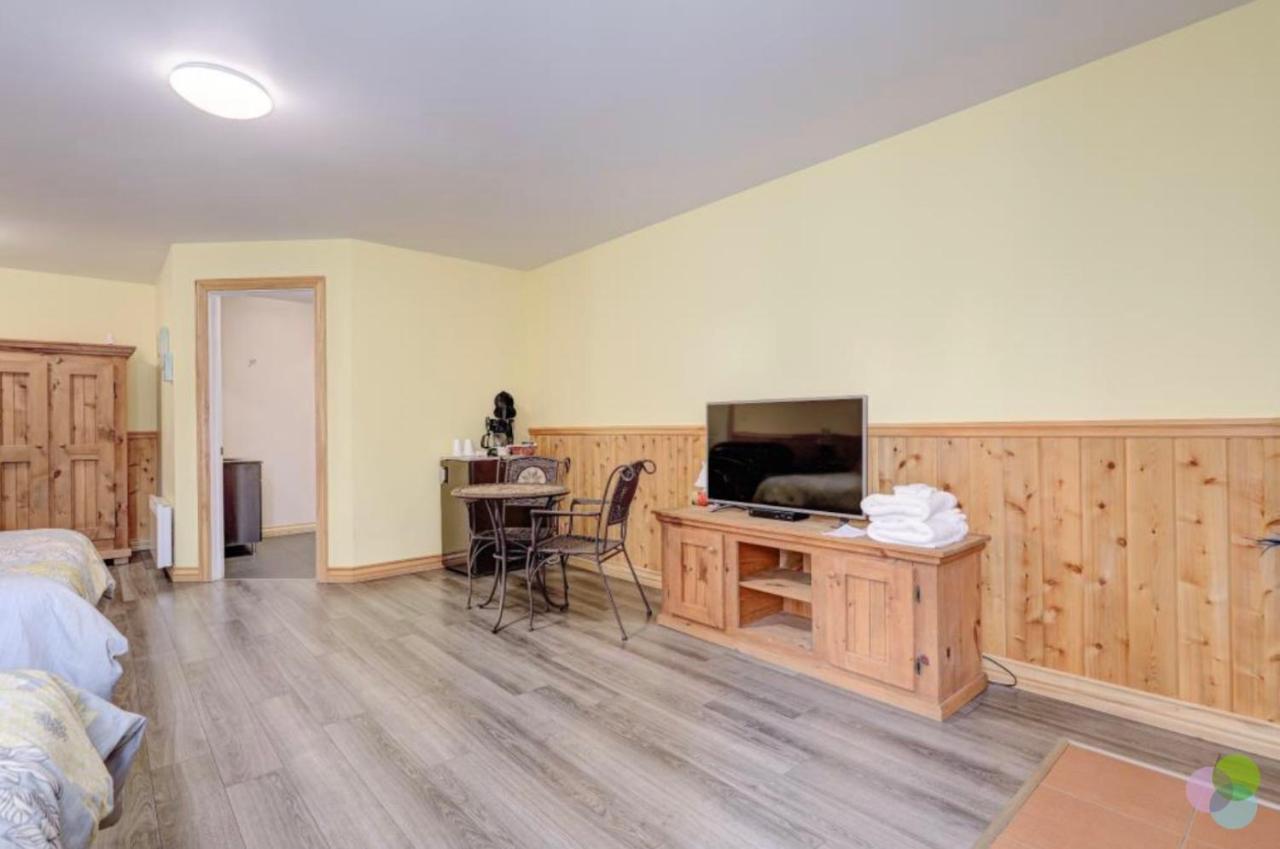 Hebergement Chez Le D Motel Saint Zenon ภายนอก รูปภาพ